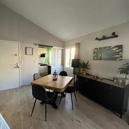 Charme Intra-muros, P2 De 50m² + Parking Gratuit * Aigues-Mortes