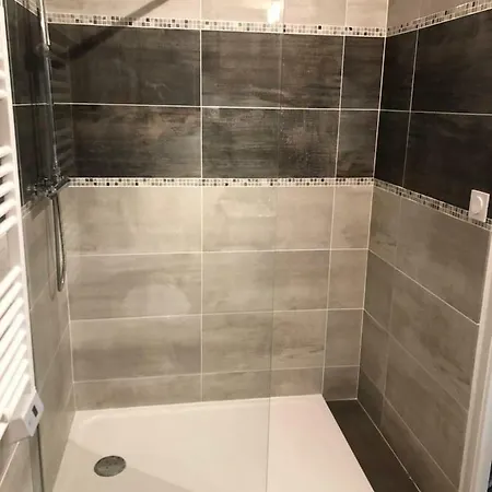 Charme Intra-muros, P2 De 50m² + Parking Gratuit Apartment